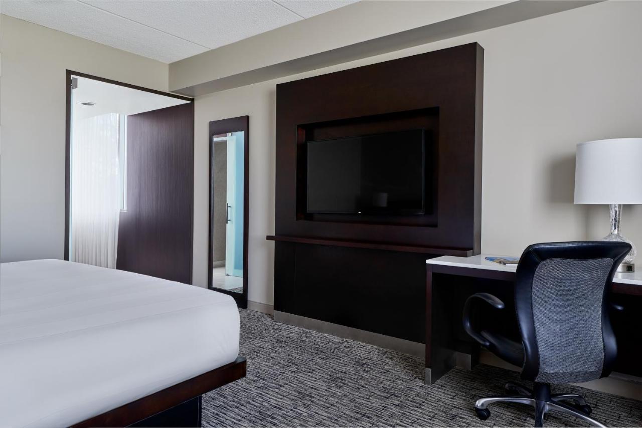 Larger Guest room 1 King Corner room,1552756999:JPEG